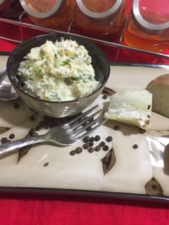 A picture of Mashed potatoes in mustard sauce.