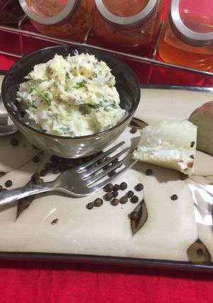 A picture of Mashed potatoes in mustard sauce.