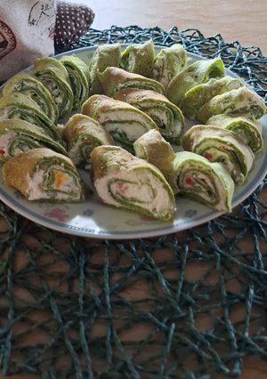 Spenótos palacsintafalatkák paprikás - fokhagymás túrókrémmel töltve recept fotója