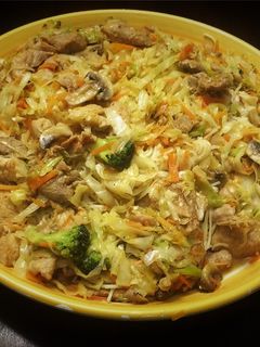 Una foto de Fideos de Arroz con Cerdo y Vegetales al Wok