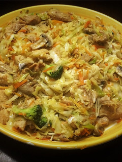 Una foto de Fideos de Arroz con Cerdo y Vegetales al Wok