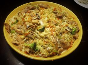 Una foto de Fideos de Arroz con Cerdo y Vegetales al Wok