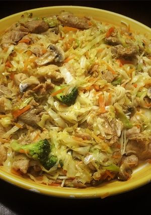 Una foto de Fideos de Arroz con Cerdo y Vegetales al Wok