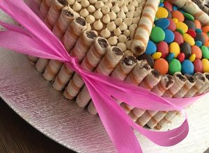 Una foto de Torta de las 20 cucharadas con golosinas y muchísimo color