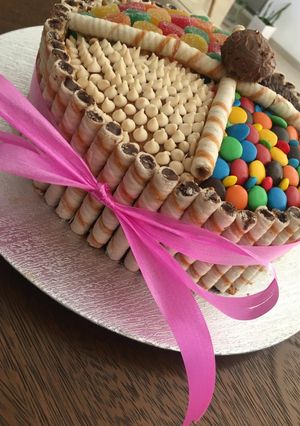 Una foto de Torta de las 20 cucharadas con golosinas y muchísimo color