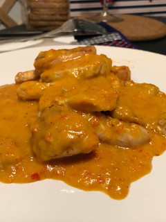 Una foto de Pavo a la plancha con salsa de pimiento rojo