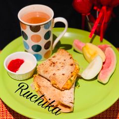 A picture of Omelette-roti sandwich.