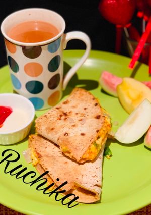 A picture of Omelette-roti sandwich.