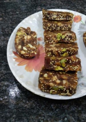 खजूर बर्फी रेसिपी मुख्य फोटो