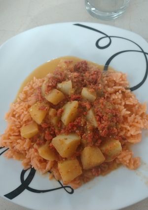 Una foto de Longaniza en salsa verde con papas
