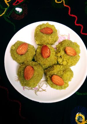 नारियल के  लड्डू (Nariyal ke ladoo recipe in Hindi) रेसिपी मुख्य फोटो
