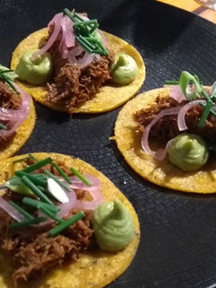 Una foto de Tortillitas de maíz con carne de cerdo y guacamole
