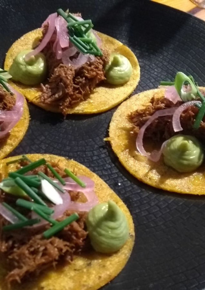 Una foto de Tortillitas de maíz con carne de cerdo y guacamole