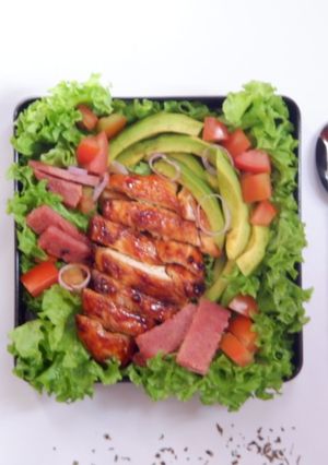 Foto resep Honey Mustard Chicken Salad with Avocado 'n Smoke Beef