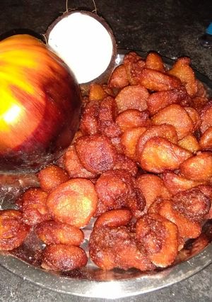 A picture of TALER BORA (sugar plum fritters).