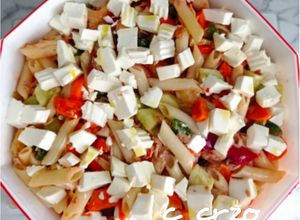 Una foto de Ensalada de macarrones con queso de Burgos