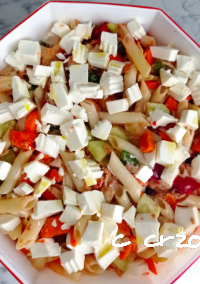 Una foto de Ensalada de macarrones con queso de Burgos
