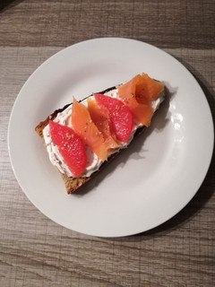 Una foto de Crostini de salmón con pomelo