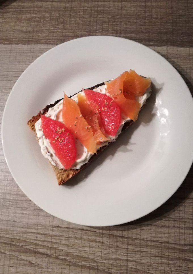 Una foto de Crostini de salmón con pomelo