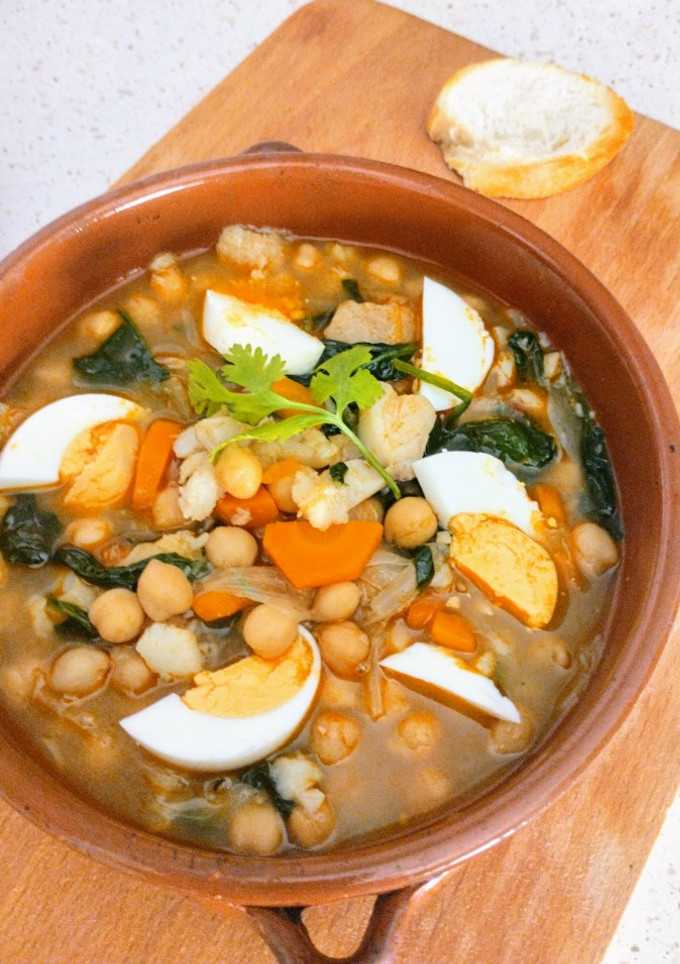 Una foto de Garbanzos cocidos con bacalao y espinacas