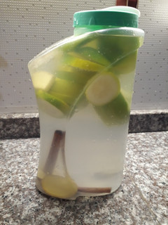 Una foto de Agua depurativa manzana verde y limón