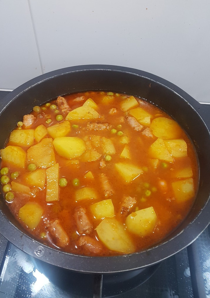 Una foto de Guiso de patatas con salchichas