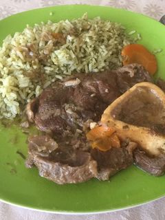Una foto de Osobuco al vino con arroz verde