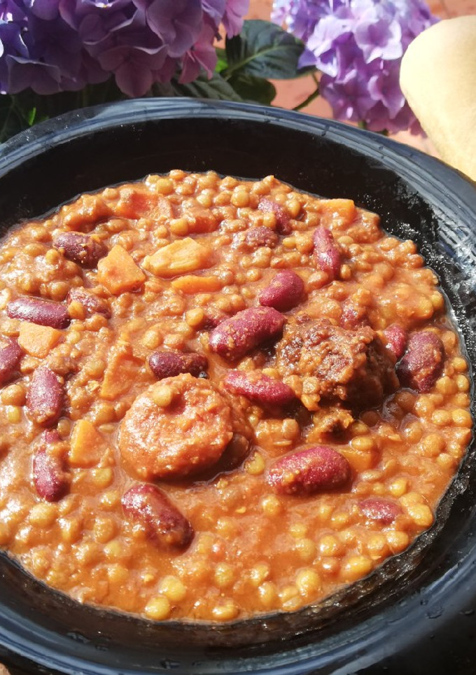 Una foto de Potaje de lentejas y alubias rojas