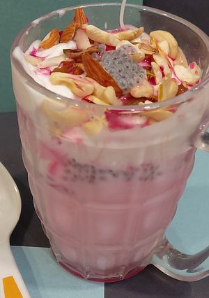 રોઝ ફાલૂદા (Rose Falooda Recipe In Gujarati) રેસીપી મુખ્ય ફોટો