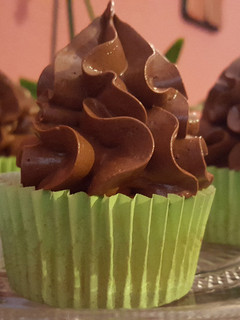 Una foto de Cup Cakes de Limón con ganaché montada de chocolate
