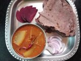 नाचणीची भाकरी आणी कोहळ्याची आमटी (Nachnichi Bhakri Kohlyachi Amti Recipe In Marathi)