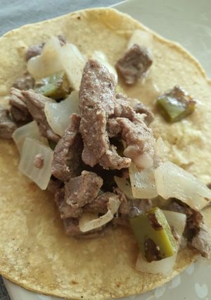 Una foto de Taquitos de Res, cebolla y nopales