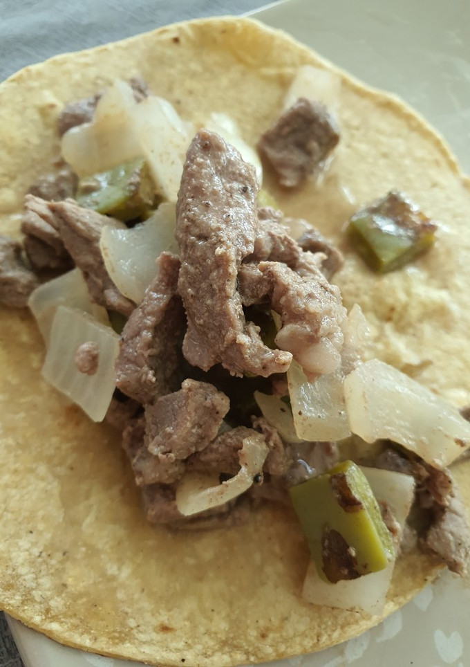 Una foto de Taquitos de Res, cebolla y nopales