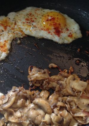 A picture of Fried Eggs with Garlic Mushroom.