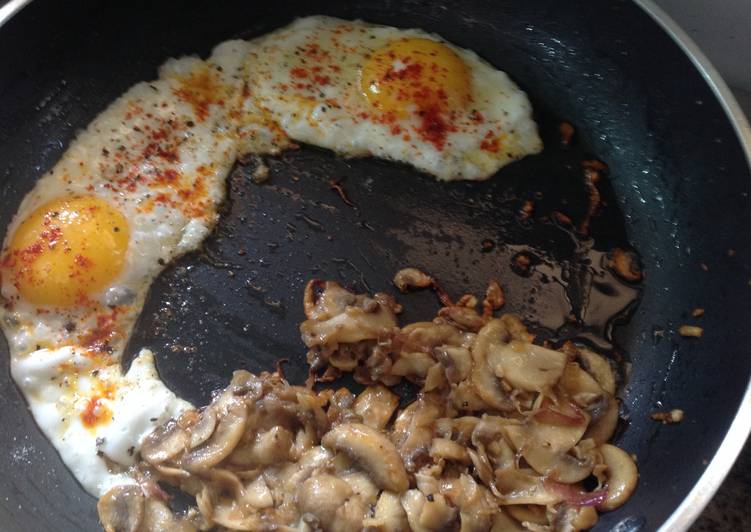 Steps to Prepare Speedy Fried Eggs with Garlic Mushroom