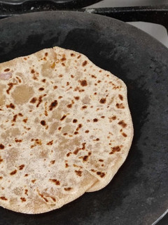 આલુ પરાઠા (Aloo Paratha Recipe In Gujarati) રેસીપી મુખ્ય ફોટો