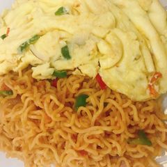 A picture of Noodle and fried egg.