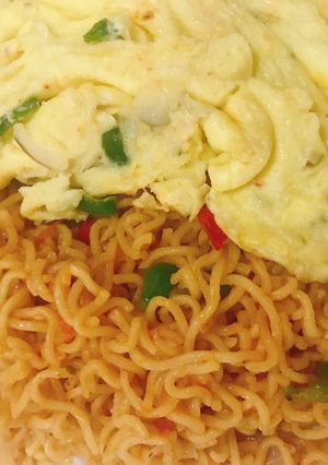 A picture of Noodle and fried egg.