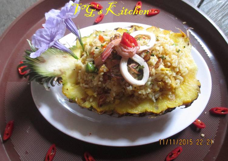 Thai Pineapple Fried Rice (KHAO PHAD SAPPAROT) Thai Pineapple Fried Rice (KHAO PHAD SAPPAROT)