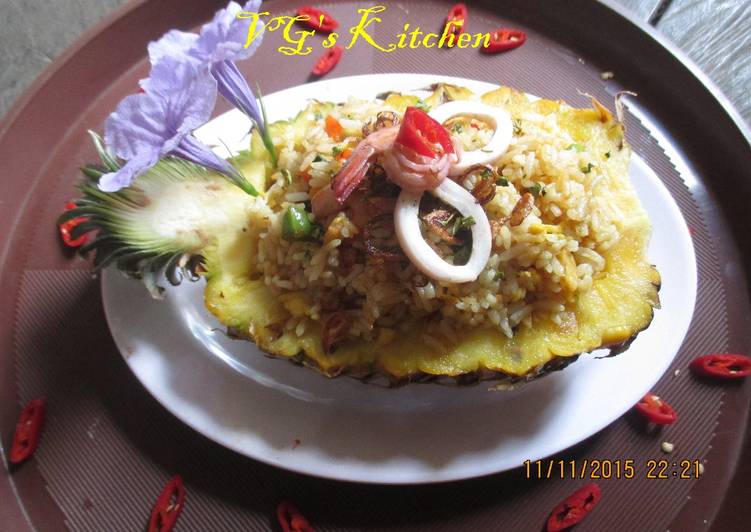 Recipe of Perfect Thai Pineapple Fried Rice (KHAO PHAD SAPPAROT)