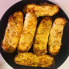A picture of Garlic cheesy bread 🥖.