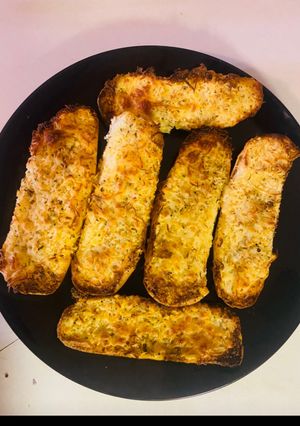 A picture of Garlic cheesy bread 🥖.