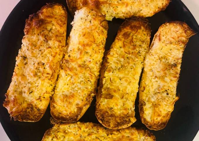 Recipe of Super Quick Homemade Garlic cheesy bread 🥖