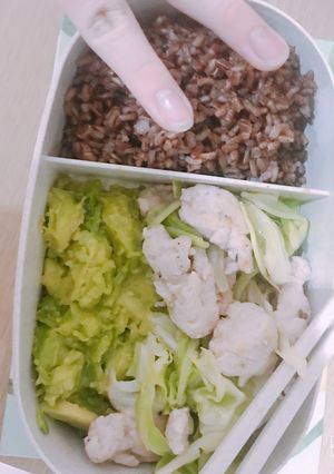 Hình của món Eat clean cơm gạo lứt+bắp cải xào giò+bơ.