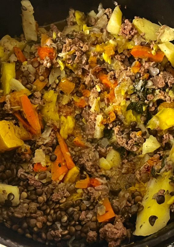 Una foto de Guiso de lentejas y carne con vegetales