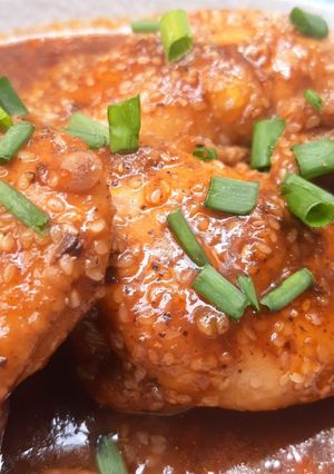Hình của món Gà sốt mè hấp dẫn.