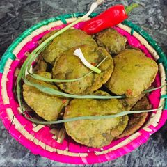 A picture of Green Garlic Onion Palak Puri.