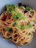 Spaguetti con tomate seco y cecina