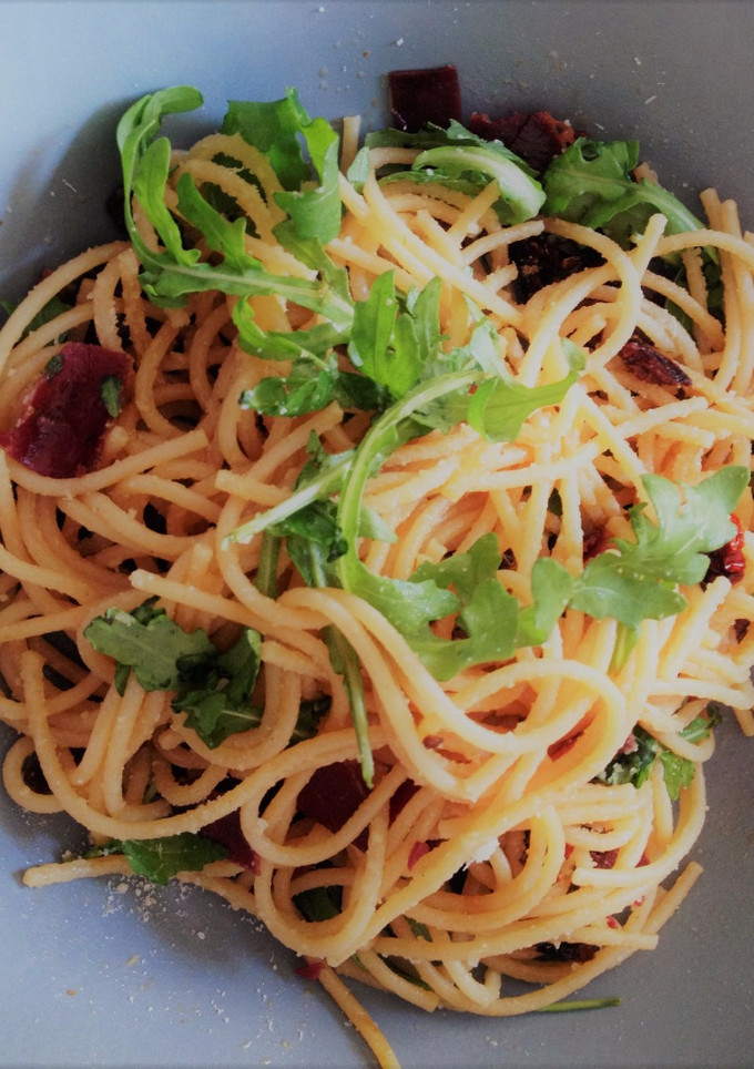 Una foto de Spaguetti con tomate seco y cecina