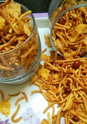 मुम्बईया मिक्स नमकीन (mumbaiya Mix Namkeen recipe in Hindi) रेसिपी मुख्य फोटो